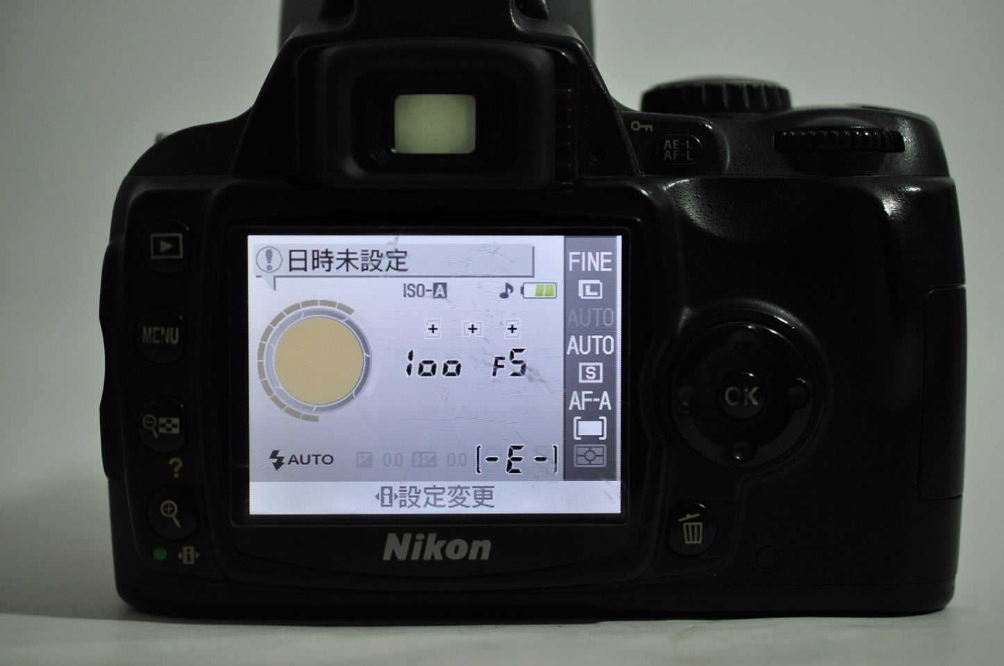Nikon D40 DSLR Digital Camera w/ AF-S DX 18-55mm f3.5-5.6G VR Lens from JAPAN