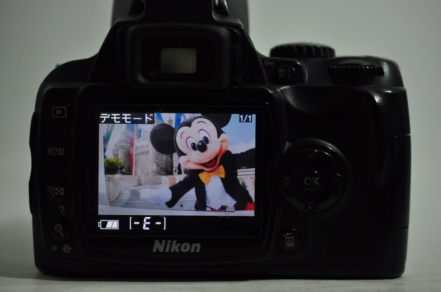 Nikon D40 DSLR Digital Camera w/ AF-S DX 18-55mm f3.5-5.6G VR Lens from JAPAN